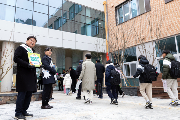 4일, 최교진 교육감이 산울초중학교와 세종캠퍼스고등학교 앞에서 학생들을 반갑게 맞이하며 교통안전 지도를 하고 있다.