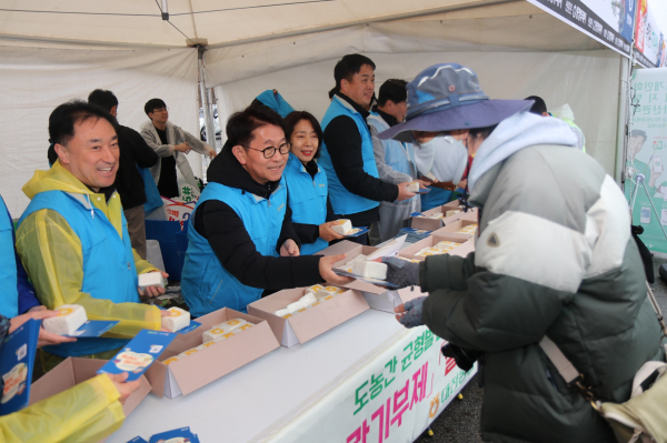 3·1절 자전거대행진에 참석한 대전시민 대상으로 백설기 나눔 모습