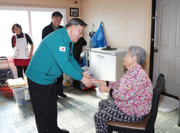 올해 1월 읍면 경로당 및 노인가구를 방문한 가세로 군수(소원면 노인가구)