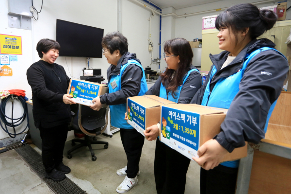 현대제철 당진제철소 마중물 주부봉사단이 5일 당진전통시장에서 재활용 아이스팩을 전달했다