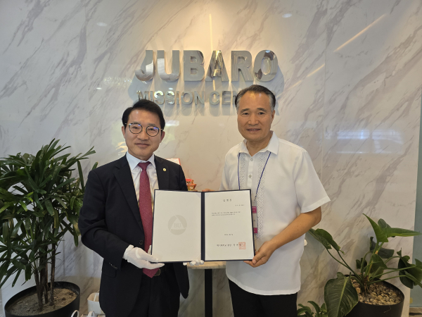 백석대학교와 백석총회 관계자들이 협약 후 기념촬영을 하고 있다.(왼쪽부터 백석대 강인한 교목부총장, BU Ambassador 양종용 선교사)