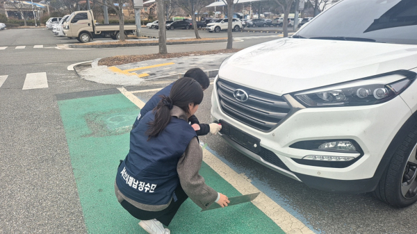 지난해 서산시 직원이 자동차동록번호판을 영치하는 모습