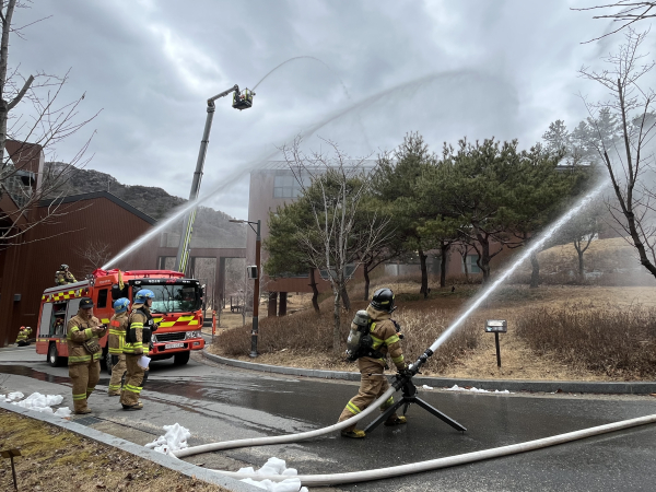 국립대전숲체원, 대전서부소방서 현장대응단과 산불진화 합동훈련 모습
