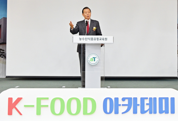 개강 축사와 함께 교육생들을 격려하는 홍문표 사장