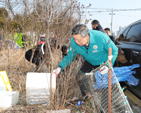 지난 6일 태안읍 일원에서 진행된 새봄맞이 국토대청소 모습.