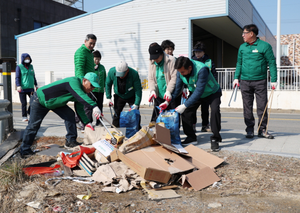 지난 6일 태안읍 일원에서 진행된 새봄맞이 국토대청소 모습.