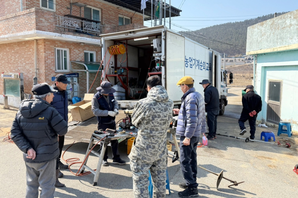 지난 6일 근흥면 정죽3리에서 진행된 농기계 순회교육 모습.