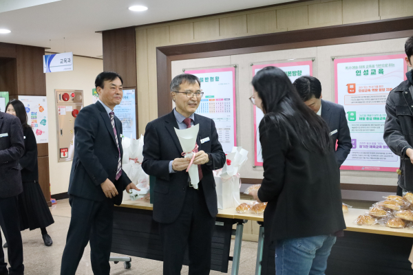 아산교육지원청, 국제 여성의 날 맞아 직원격려 행사 모습