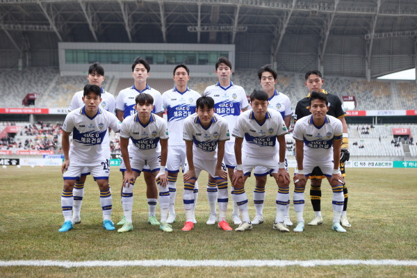 충남아산FC 선수단 단체사진