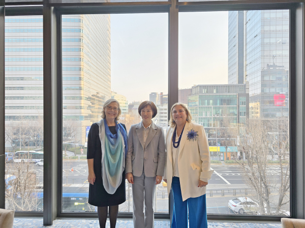 지난 6일 열린 ‘2025 한-유럽연합 연구혁신의 날’ 행사 (사진 왼쪽부터 유럽연합집행위원회 시그네 랏소 연구혁신총국 부총국장, 한국수자원공사 구자영 기획부문장, 주한 유럽연합 마리아 카스티요 페르난데즈 대사)