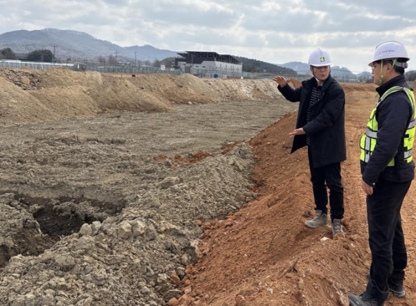 건설현장에서 해빙기 안전점검을 실시하는 모습