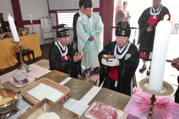 춘기 석전 봉행 모습