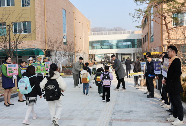 6-3生 산울동 초등학생 대상 관계기관 합동 교통안전 캠페인 진행 모습