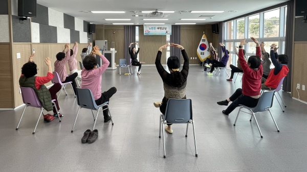 서산시 동부건강생활지원센터에서 2월 7일부터 시작된 시니어 발레 운영 모습