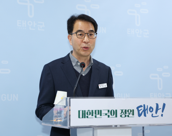 12일 군청 브리핑실에서 정례브리핑 중인 김은배 민원봉사과장.