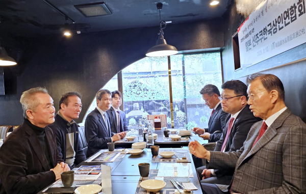 신주쿠한국상인연합회 간담회 현장사진   * aT 홍문표 사장(우측 1번째), 신주쿠한국상인연합회 정재욱 회장(좌측 1번째)