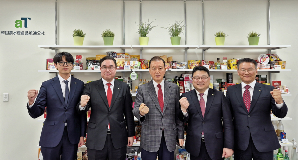 일본지역본부 수출목표 달성을 위한 전략회의 기념사진  * aT 홍문표 사장(가운데), 윤상영 일본지역본부장(우측 2번째), 박군식 해외사업처장(우측 1번째)