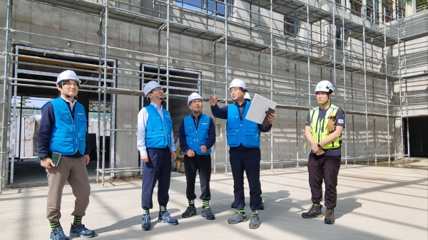 조폐공사 성창훈 사장(왼쪽에서 두 번째)이 건축공사 현장 안전관리 현황을 점검하고 있다.