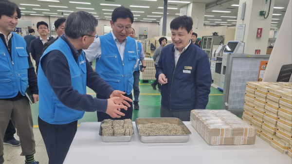 조폐공사 성창훈 사장(가운데)이 화폐 부산물 굿즈에 활용되는 부산물 상태를 살펴보고 있다.