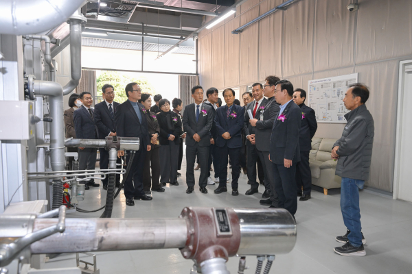 지난 12일, 나래원 수목장 및 시설 확충 사업 준공식 후 내부를 둘러보고 있는 관계자들