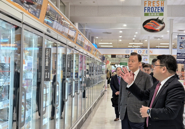 이온리테일 유통매장 시찰 현장사진   * aT 홍문표 사장(우측 2번째)