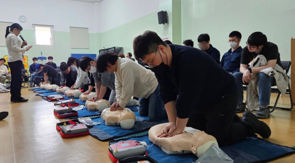 장애인근로자와 함께 ‘4분의 기적’심폐소생술교육 진행 모습