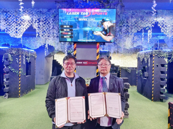 김일진 대덕대 산학협력단장(우)와 신제임스 제이엔엘 대표(좌)