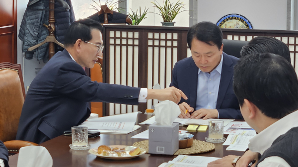 이완섭 서산시장이 13일 국회를 방문해 성일종 국방위원장을 만나 주요 현안에 대해 설명했다.