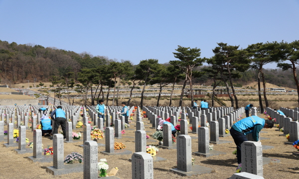 현충원 묘비 닦기 봉사활동 모습