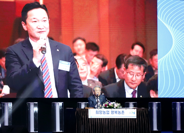 강호동회장이 조합장들과 질의 및 응답을 하고 있다.