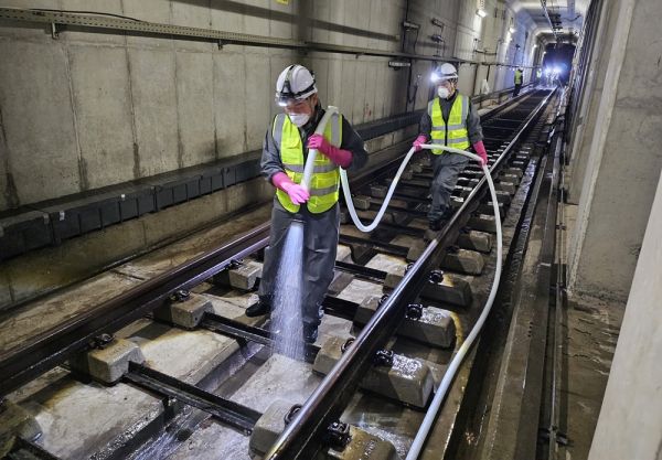 지난 10일부터 봄철 미세먼지 시즌을 맞아 최상의 공기질 관리를 위해 터널 내 물청소를 시행했다.(사진은 대전도시철도 1호선 터널내부 물청소 작업 모습)
