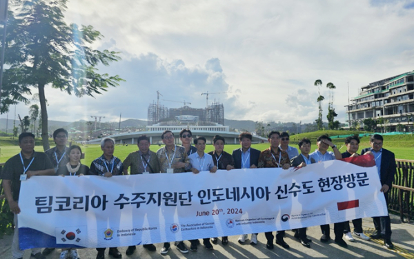 2024년 7월 20일 박상옥 기획조정관(왼쪽에서 여덟번째)이 인도네시아 신수도 건설 현장에서 팀코리아 참여기업 관계자들과 기념사진을 찍고있다.