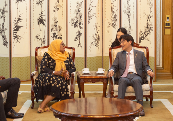 2024년 5월 31일 김형렬 행복청장(오른쪽)과 탄자니아 술루후 대통령(왼쪽)과 회담을 나누고 있다.