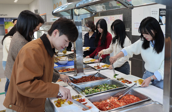 순천향대 향설1관 식당 한식뷔페에서 학생들이 천원의 아침밥을 배식받고 있다.
