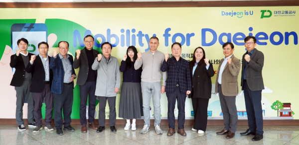 우크라이나 하르키우시 드리트로 부시장이 대전교통공사에 방문하여 전쟁피해복구 및 대중교통 시스템 재건을 지원 협의   (사진의 왼쪽에서 일곱 번째 드미트로 부시장, 오른쪽에서 네 번째 연규양 사장)