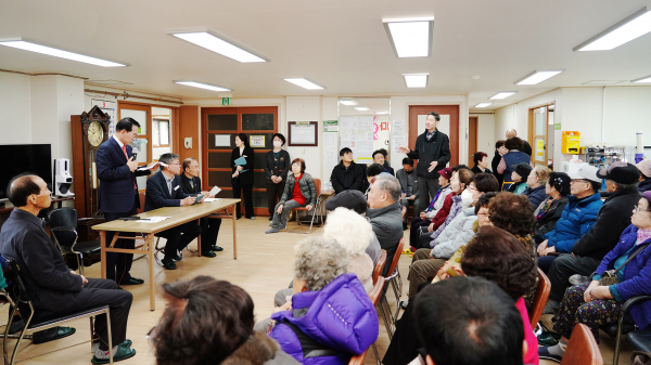 지난 17일 늘푸른오스카빌 아파트 경로당을 방문해 어르신들의 애로사항을 청취했다.