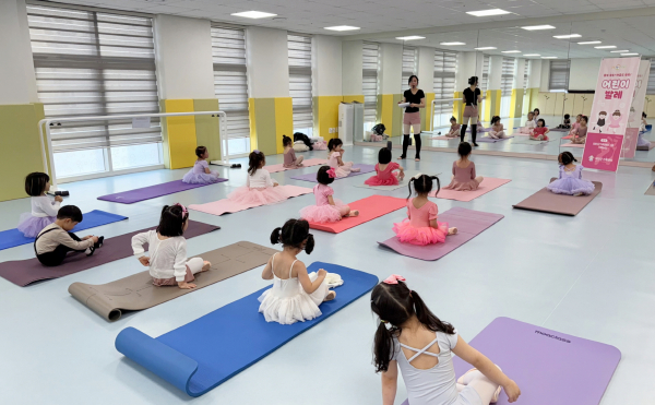 지난 18일 태안군가족센터 가족놀터에서 진행된 어린이 발레 프로그램 모습.