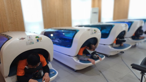 대한고엽제전우회 회원들의 아쿠아마사지 등 치유장비를 활용하여 마사지를 받고 있는 모습