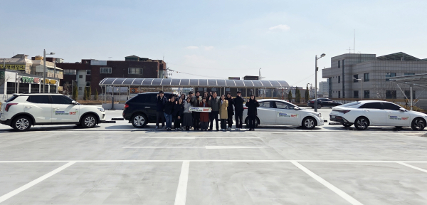 본인 소유 차량에 스티커를 부착한 경제진흥과 공직자들