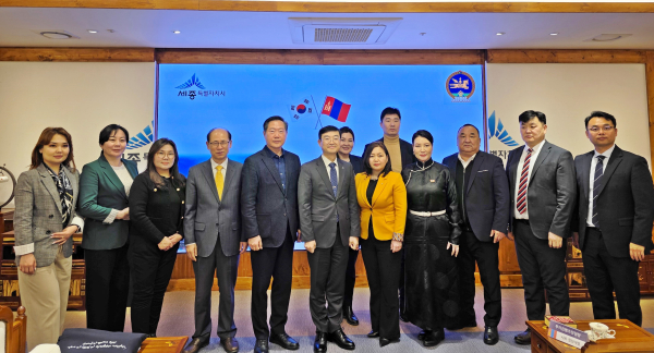 세종시-울란바토르시, 교육 분야 협력 (왼쪽에서 여섯번째부터 김하균 행정부시장, 에네비시 졸론히식트 몽골 교육부 교사교육청 학생개발부장, 바야르툴가 셈지드마 울란바토르시의회 의원)