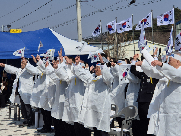 제106주년·입장기미독립기념탑건립 제35주년 기념행사에서 만세삼창 모습