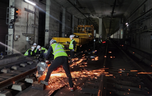 ​20일 새벽, 대전교통공사는 대전도시철도 1호선 정부청사역 인근 터널에서 레일 절손상황을 가정한 비상복구 훈련을 실시했다.​
