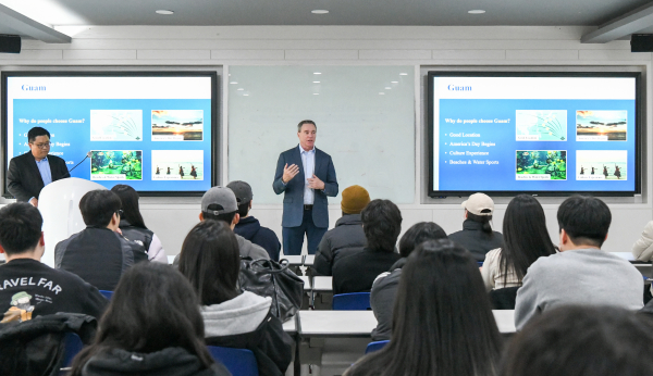 백석대에 방문한 PIC괌 총지배인(Ben Ferguson)이 학생들에게 특강을 하고 있다.