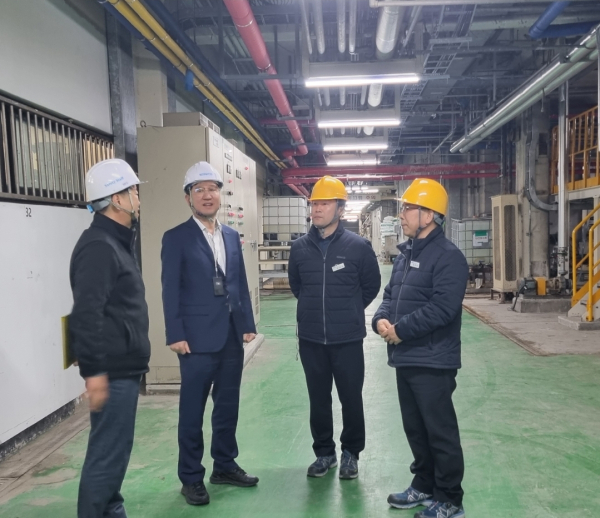 성창훈 사장이 제지본부에서 ‘CEO 특별안전점검’을 실시하고 있다