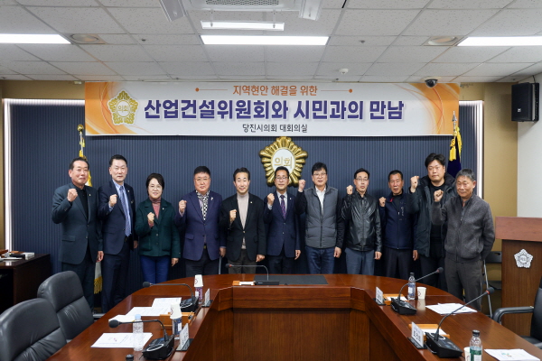 산업건설위원회, 계절근로자 고용주와 간담회 개최 단체사진