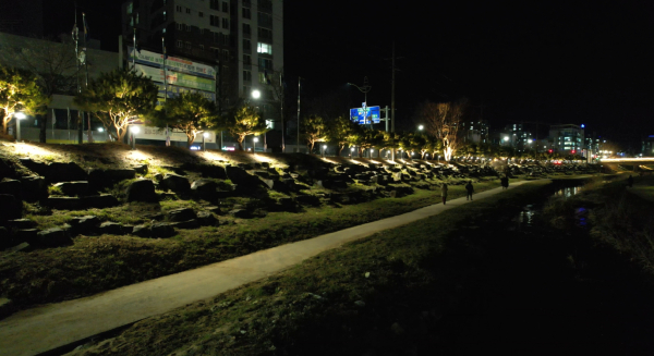 당진천 경관조명 설치 산책로 모습