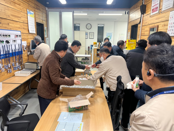 지난 8일에는 생활자원회수센터 직원들과 공영버스팀 운전원들 위해 샌드위치와 두유 전달 모습