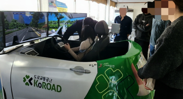 모의 운전 장치로 운전 체험하는 외국인주민들 (사진제공=한국도로교통공단 대전운전면허시험장)