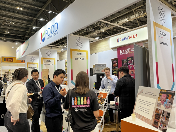 런던 식음료박람회 한국관을 찾은 현지 바이어들