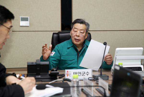 지난 23일, 군 재난안전상황실에서 진행된 대책회의 모습.